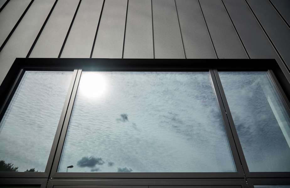 Firmensitz mit Stahlprofilen im robusten „New Yorker Stil“, Ejendomsselskabet Industrivej – Godsbanevej 5, 7400 Herning, Dänemark